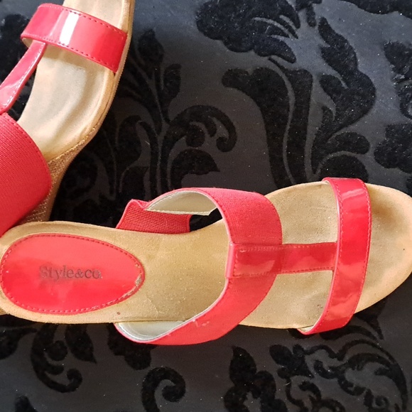 Sz 6 fits 6.5" 'Style & Co Red patent wedge heel 2.5" open toe sandals - Picture 3 of 8